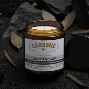 Vela ámbar Acero Negro encendida, fondo oscuro — Carbone VI