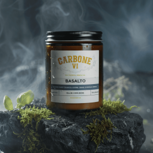 Vela ámbar Basalto encendida, fondo oscuro — Carbone VI